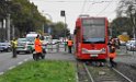 Person unter KVB Bahn Koeln Lindenthal Aachenerstr Universitaetstr P10